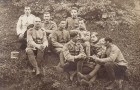 Fotografie. Ofițeri din armata română, în timpul prizonieratului din lagărul de la Danholm-Stralsund, pe malul Mării Baltice, în timpul Primului război mondial.